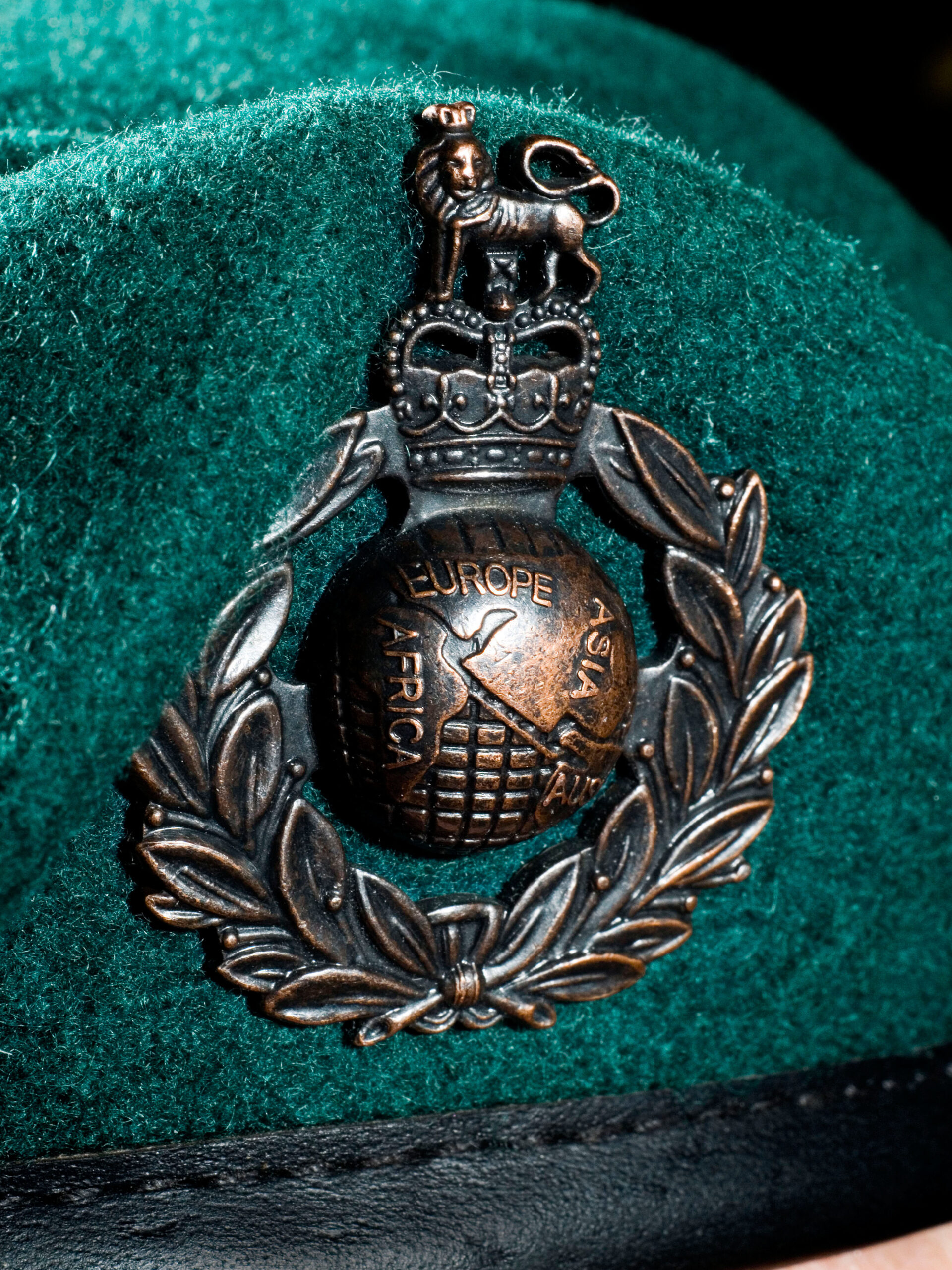 Royal Marines beret badge. Photo: PO(Phot) Wayne Bradbury/MOD, licensed under OGL v1.0.